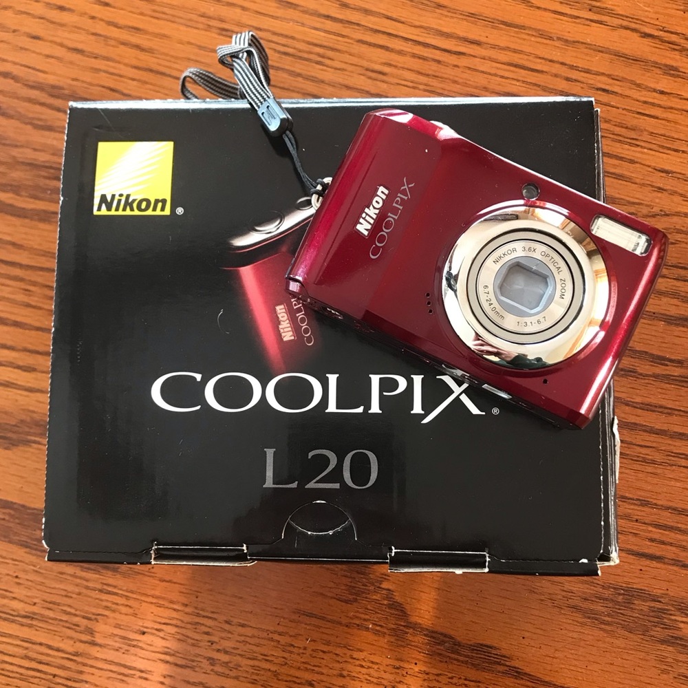 Nikon Coolpix L20 Camera w/ original box & acc.